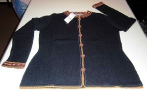 Elegante handbestickte schwarze Trachtenjacke aus 100% Babyalpaka Wolle