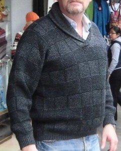 Dunkelgrauer Herren Pullover aus Alpakawolle mit einem modischen Ausschnitt