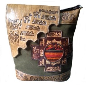 Handgefertigte Tornister Handtasche aus echt Leder. Inka Motive handgeschnitzt aus Pura Peru