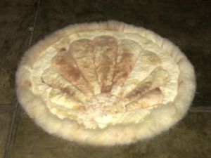 Round alpaca fur rug, shell design