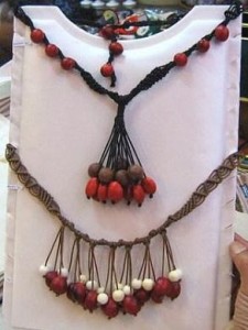 2 geflochtene Halsketten, braun und schwarz, mit Huayruros Samen