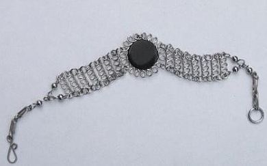 Fragiles Armband aus Alpakasilber mit schwarzen Stein