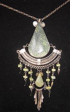 Halskette mit einem Anhaenger aus Alpakasilber und gruenen Steinen, Folkloreschmuck