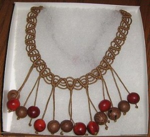 Geflochtene hellbraune Halskette mit Huayruros Samen, Folkloreschmuck aus Peru