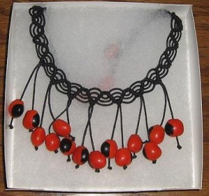Geflochtene schwarze Halskette mit Huayruros Samen, Folkloreschmuck aus Peru