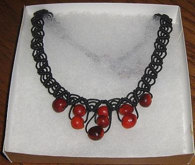 Geflochtene schwarze Halskette mit Huayruros Samen, Folkloreschmuck aus Peru