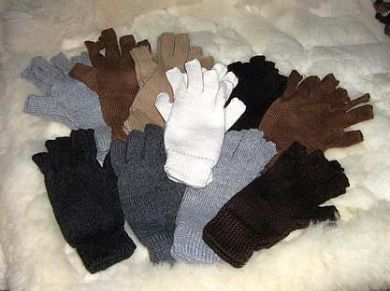 12 Paar gestrickte Finger Handschuhe in Naturfarben aus Alpakawolle, Großhandel