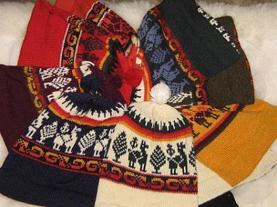 12 Strickmuetzen mit Alpaka Designs, verschiedene Farben, aus Alpakawolle