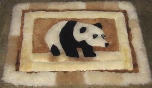 Alpakafell Vorleger mit Panda Baer als Motiv 90 x 60 cm