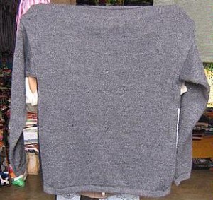 Leichter grauer Pullover aus Alpakawolle