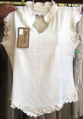 Weisses ärmelloses Shirt mit Rüschen Abschluss, ökologische Baumwolle