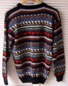 Modischer Pullover, buntes Design aus Alpakawolle