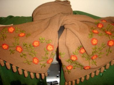 Grosser mit Blumen bestickter brauner Schal, Alpakawolle