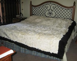 Doppelte schwarz, weisse Felldecke aus Babyalpaka Fell