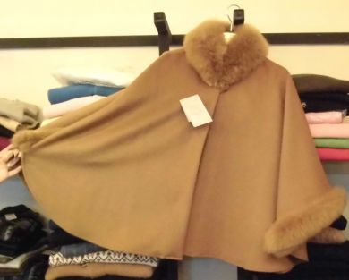 Elegant tobacco coloured poncho made of 100% baby alpaca wool with fur collar