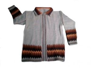 Weisse Damen Strickjacke mit Zackenmuster, peruanische Alpakawolle