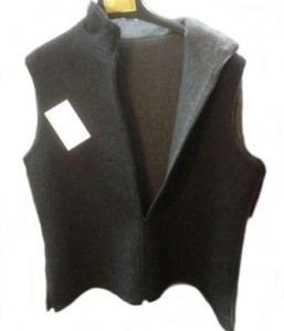 Schwarz/ graue unisex Weste. Beidseitig tragbar, Wendeweste aus 100% Baby Alpakawolle