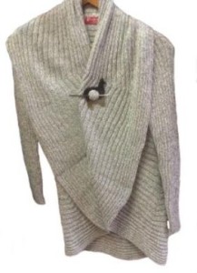 Graue Strickjacke, peruanische Alpakawolle, Grosser Kragen