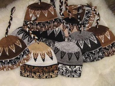 100 knitted hats with Norwegian designs, made of alpaca wool