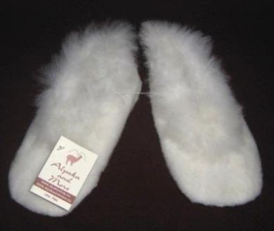Weisse Hausschuhe oder Bettschuhe aus Merinowolle und Babyalpaka Fell