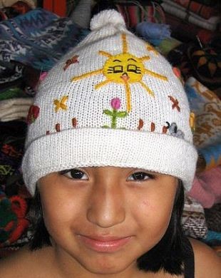 Weisse bestickte Strickmuetze aus Alpakawolle